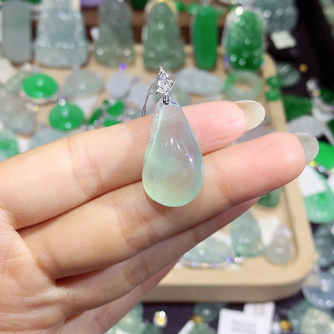 翡翠18K金镶嵌颈饰瓜