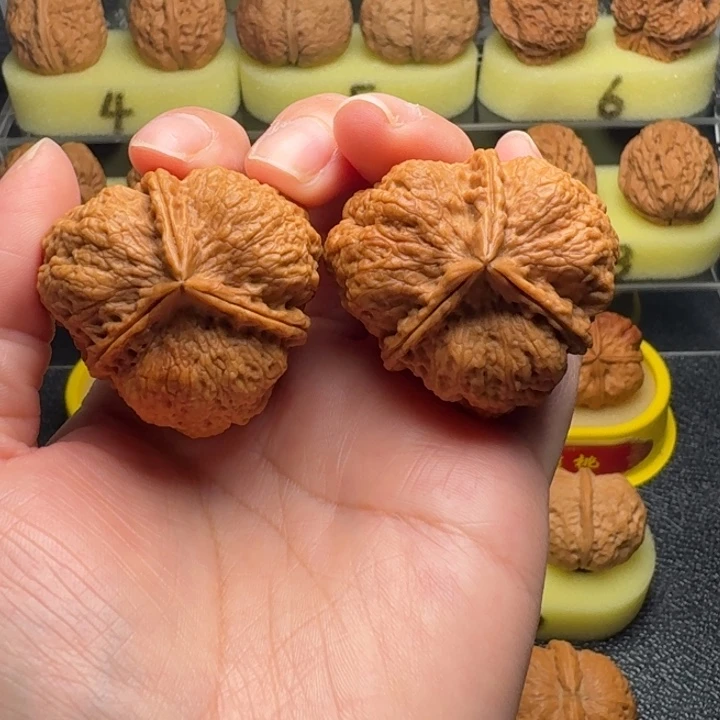 我***人把件文玩核桃蚂蚁纹三棱大奔