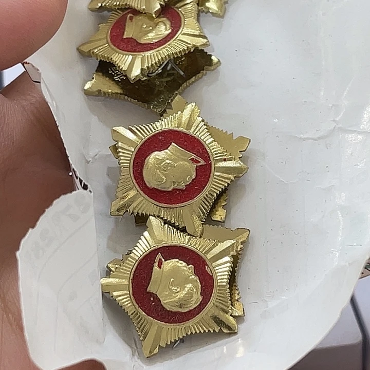 米***勒辉达利红色收藏纪念章