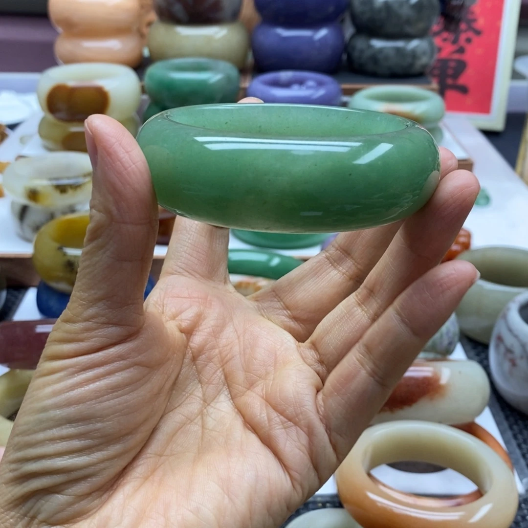 默***然未镶嵌手镯石英岩玉