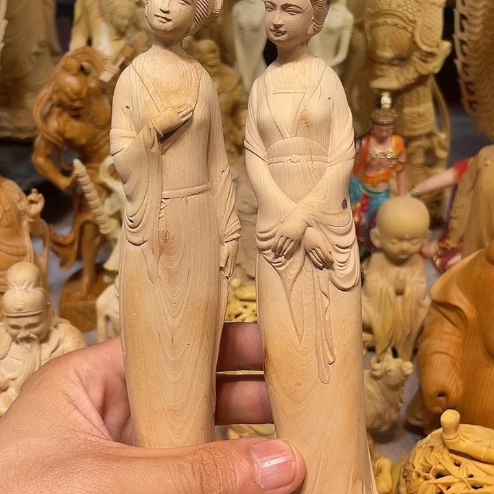黄杨木瑕疵古典仕女一对