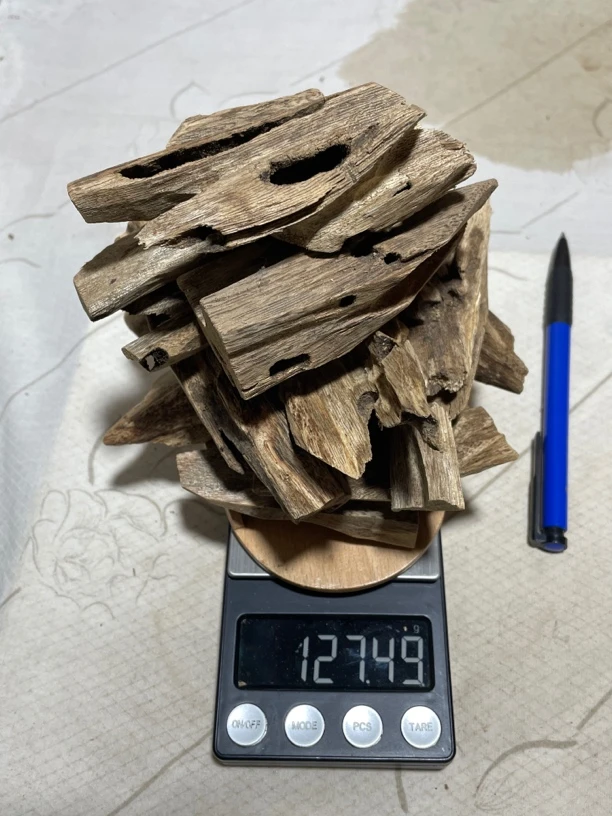 沉香虫漏127克，自然虫蛀老树结香，清香甜，花香凉。