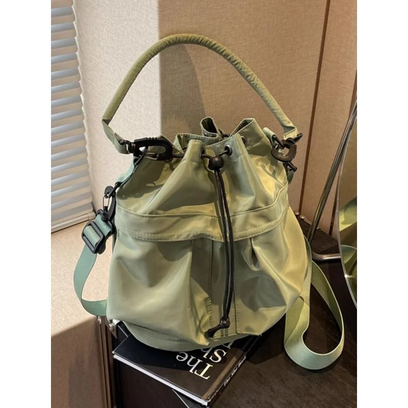 松弛感包包女2025新款秋冬百搭帆布单肩斜挎包今年流行手提水桶包