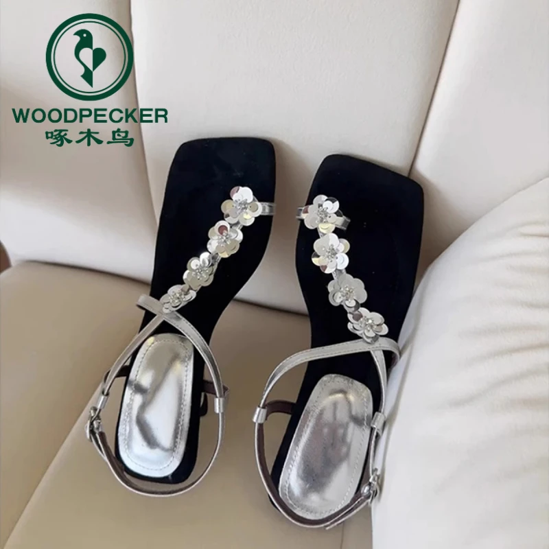 啄木鸟新款高级感一字带花朵方头气质时尚凉鞋女简约精致罗马鞋