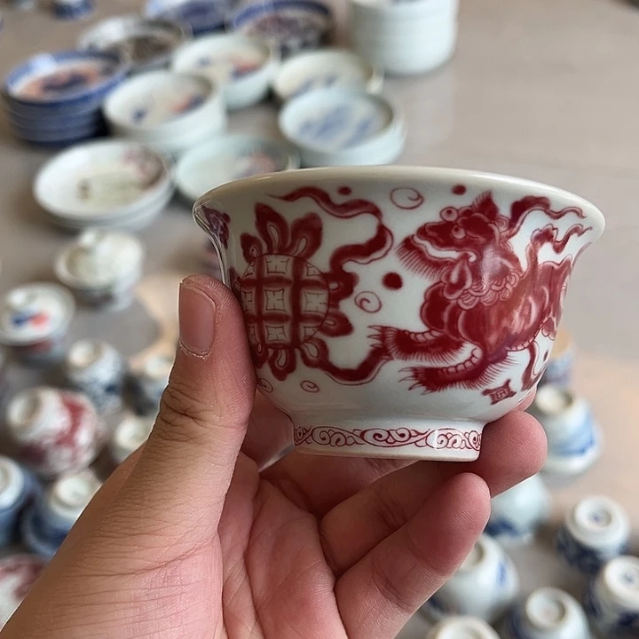 摆件景德镇釉里红狮子滚绣球小压手主人杯