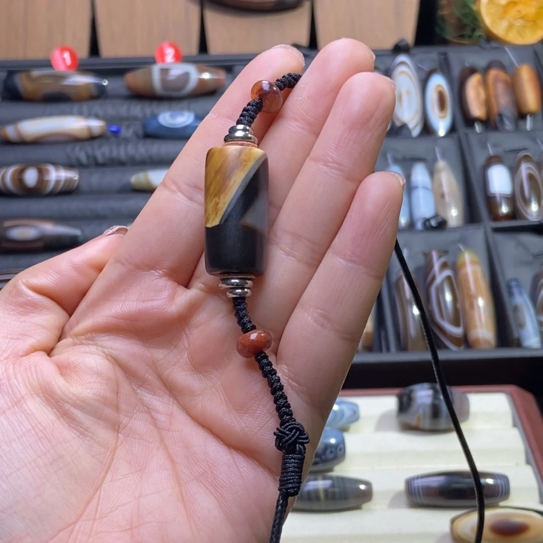 用***v玛瑙/玉髓未镶嵌颈饰