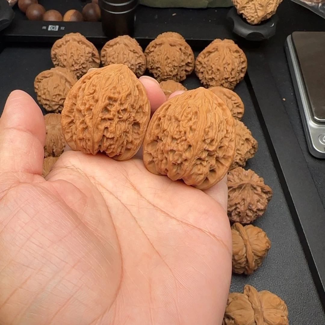 1***338尺微瑕南疆石文玩核桃