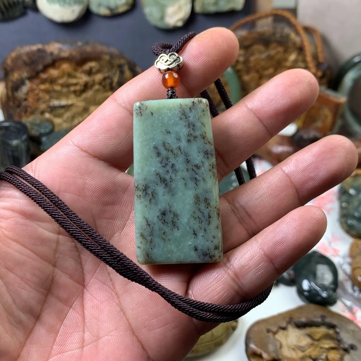 透闪石质玉挂件未镶嵌