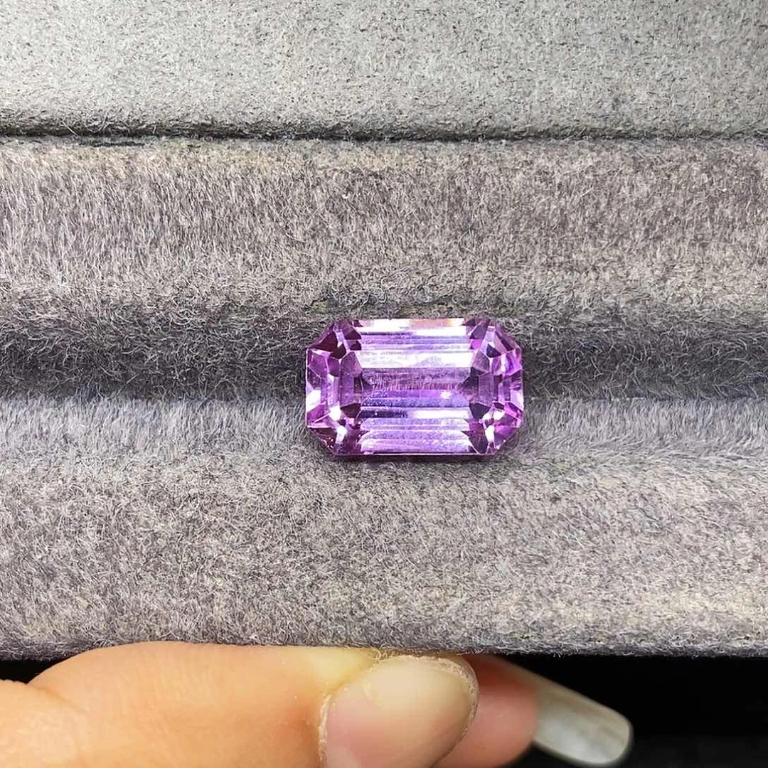 未镶嵌8.16克拉天然全净玻璃体满火彩紫锂辉石锂辉石