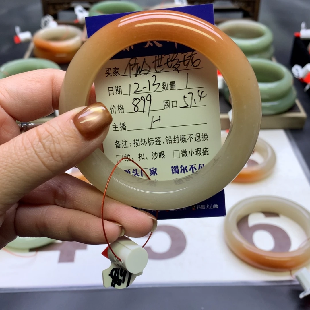 傲***珑石英质玉未镶嵌手镯