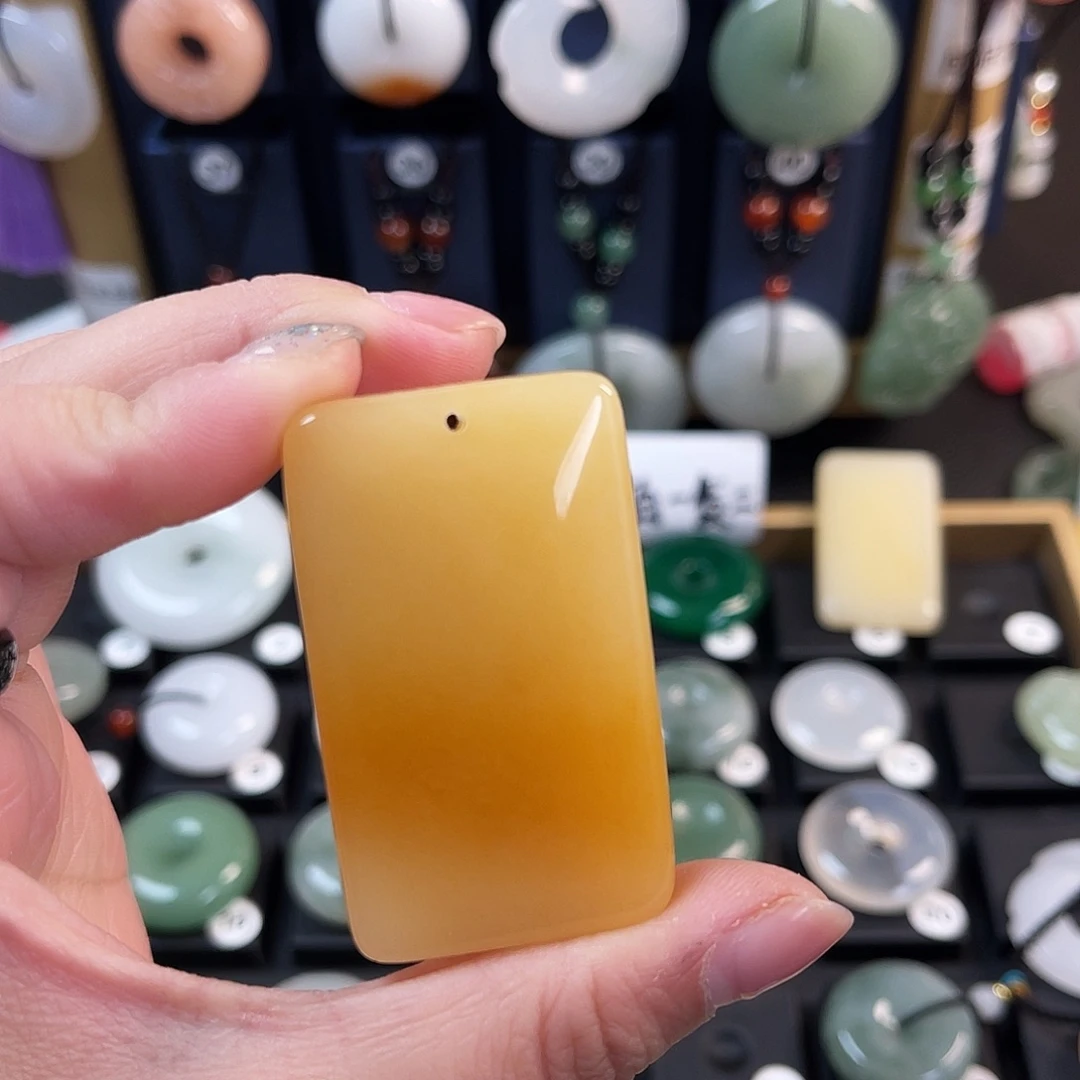 颈饰未镶嵌石英质玉山****