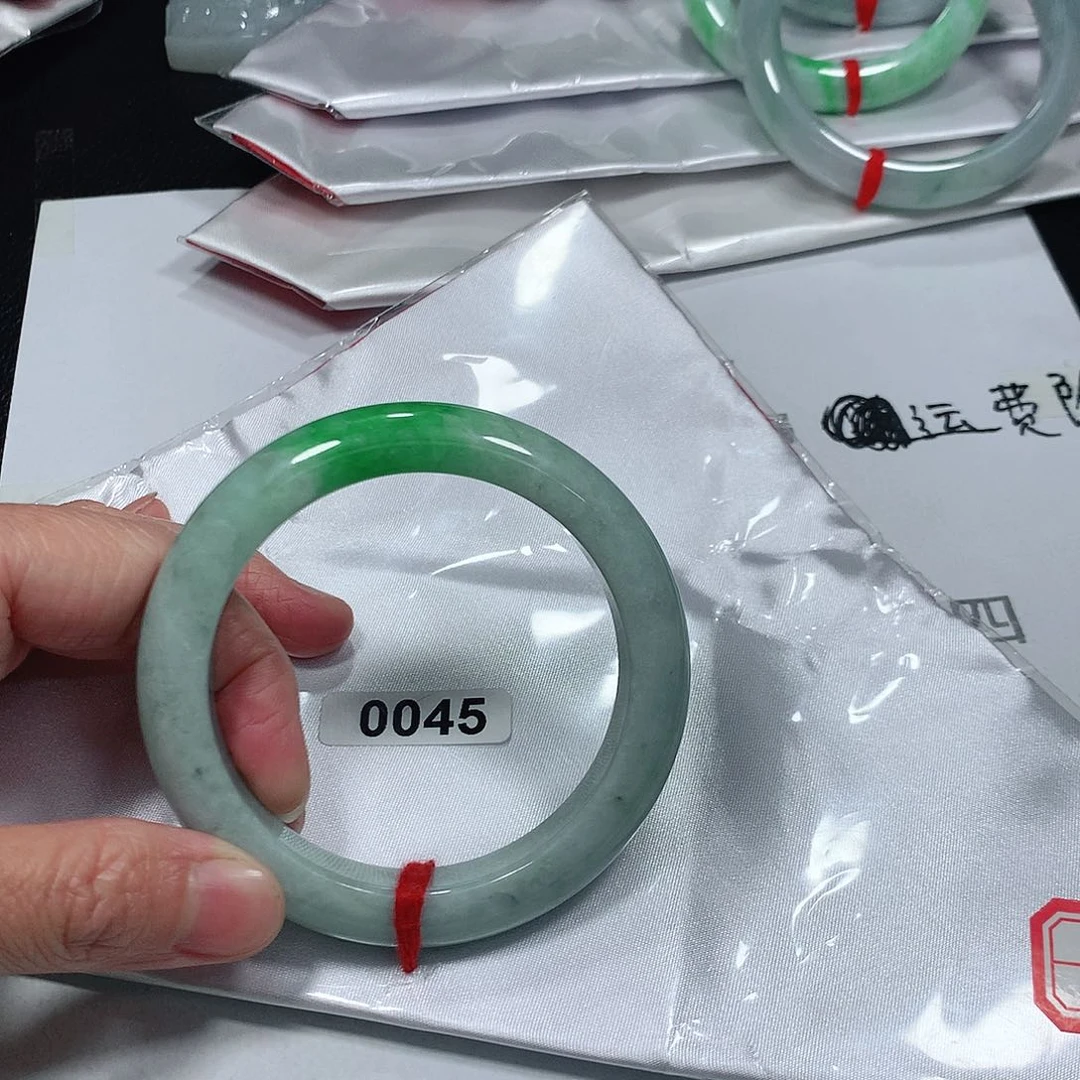 翡翠手镯未镶嵌天然缅甸A货翡翠手镯