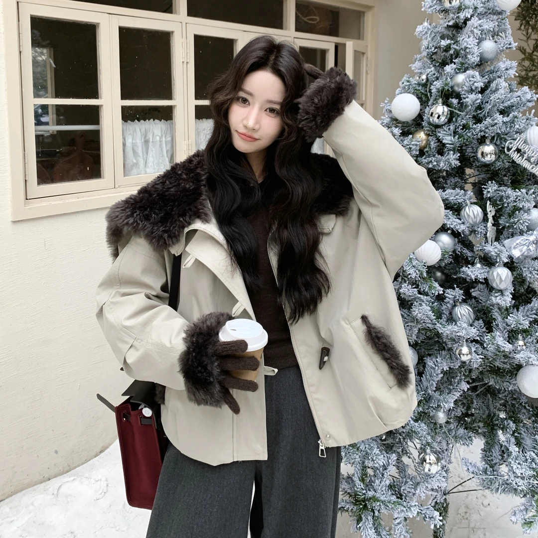 冬季羽绒新款设计感大翻领女牛角扣保暖加厚羽绒