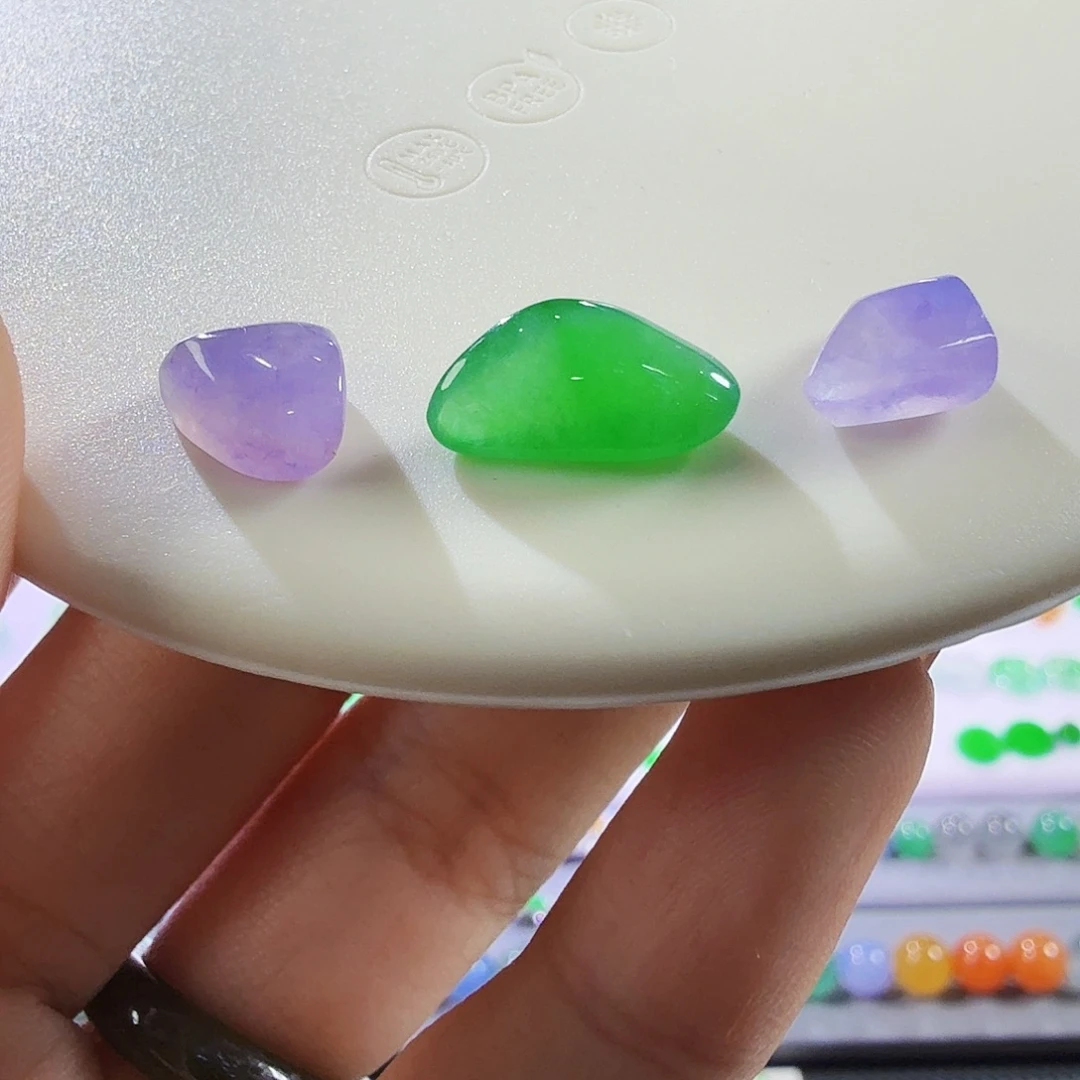 翡翠未镶嵌颈饰一组