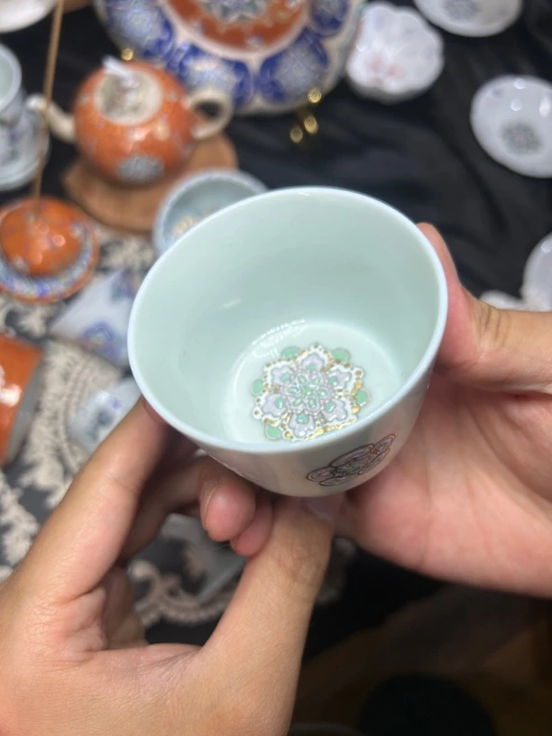 珐琅彩内绘小朱口杯