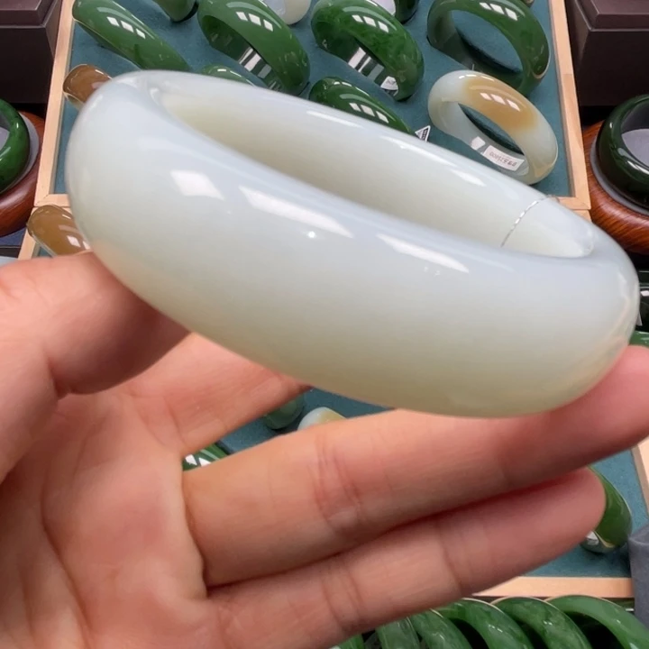 和田玉未镶嵌手镯