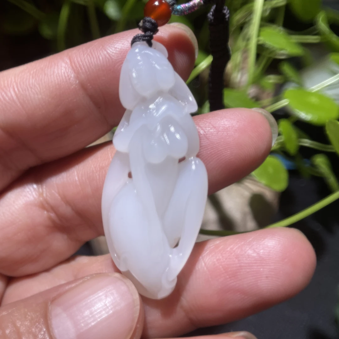 新疆和田玉白玉挂件7.8克玉贵人尺寸：42.5×17.5×9.6毫米。