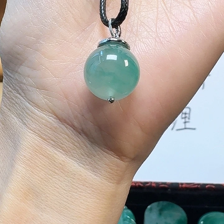 颈饰合金石英质玉（非洲翠）