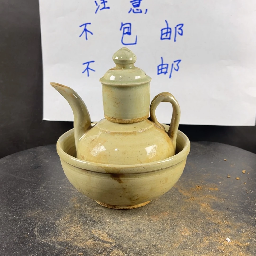 罐漂亮的小瓷器和