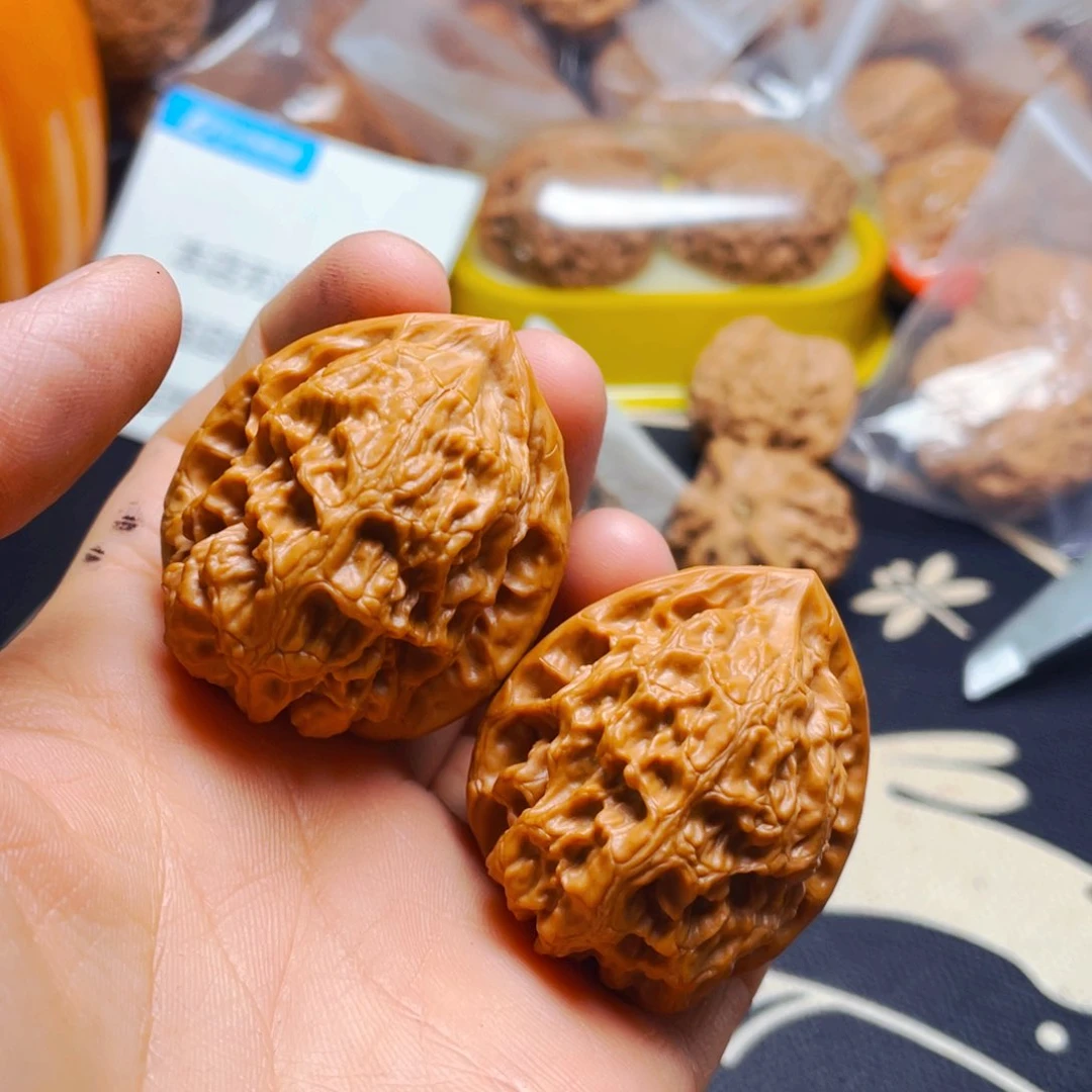 文玩核桃吊坠梨木台