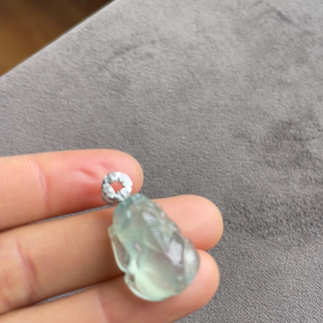 翡翠18K金镶嵌颈饰冰晴绿