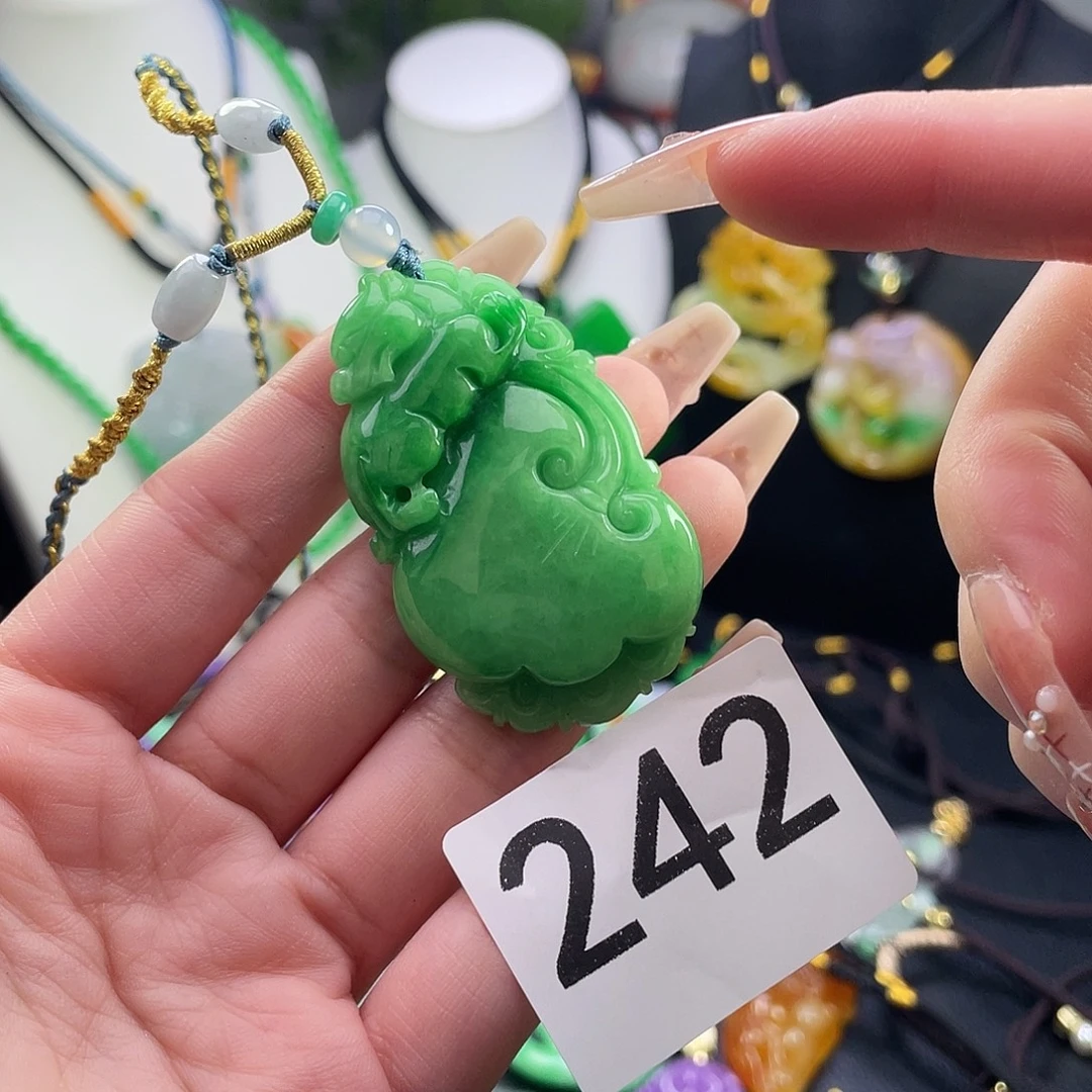 翡翠未镶嵌吊坠(赠链)