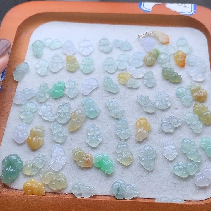 翡翠未镶嵌颈饰小金鱼1个