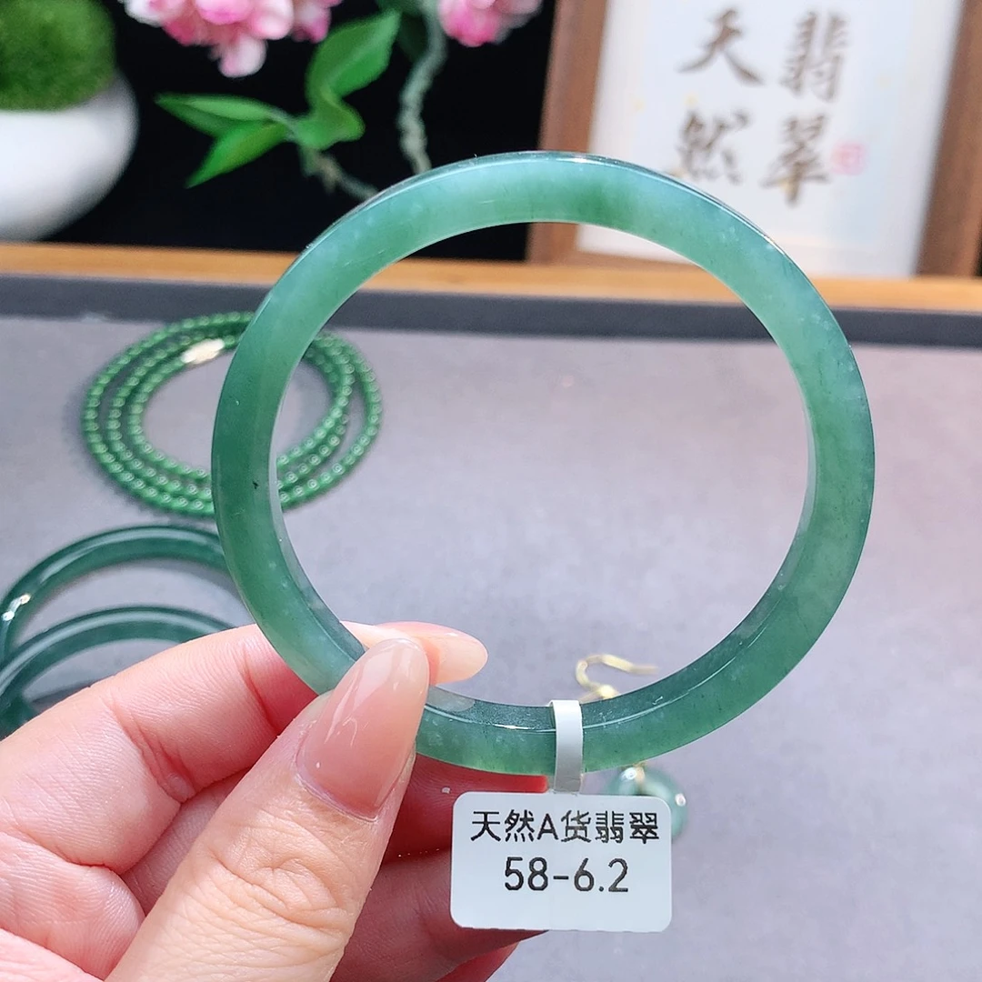 未镶嵌手镯（圆镯）翡翠