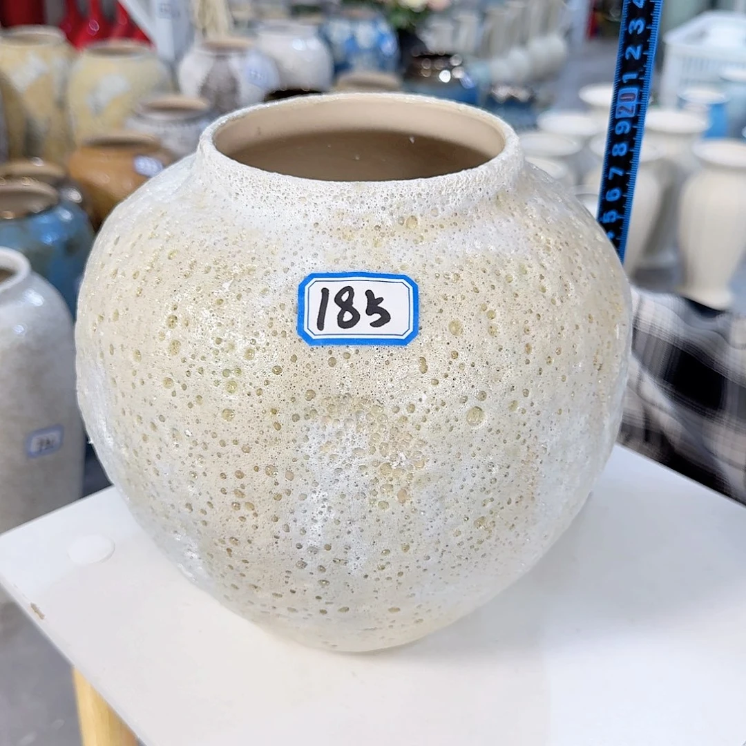 185号陶瓷高20厘米瑕疵一个