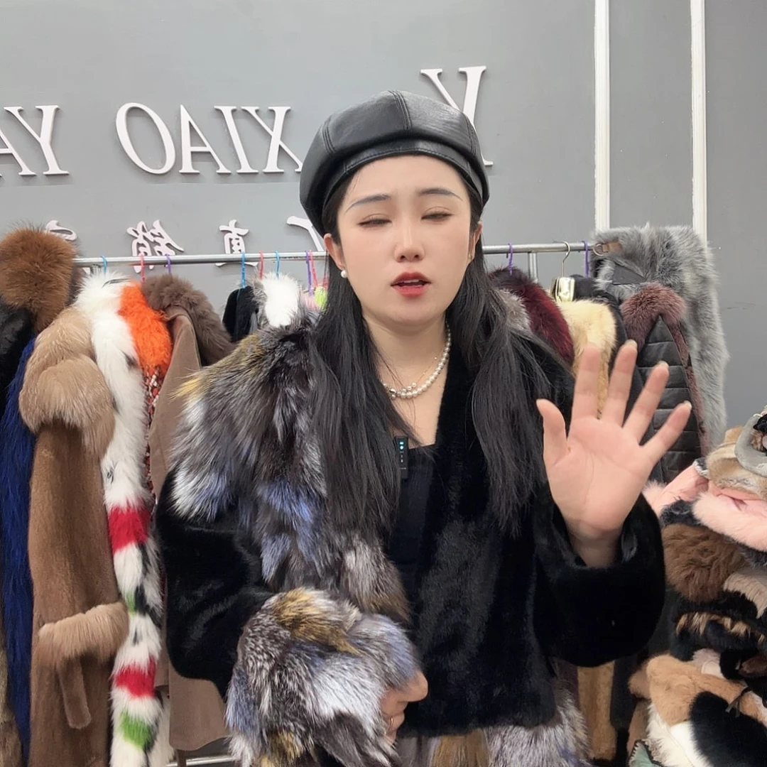 女装大赛中荣获金鸡