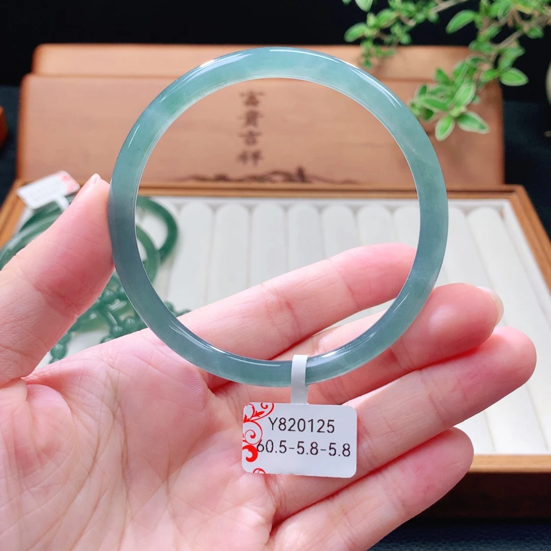 翡翠未镶嵌手镯（圆镯）