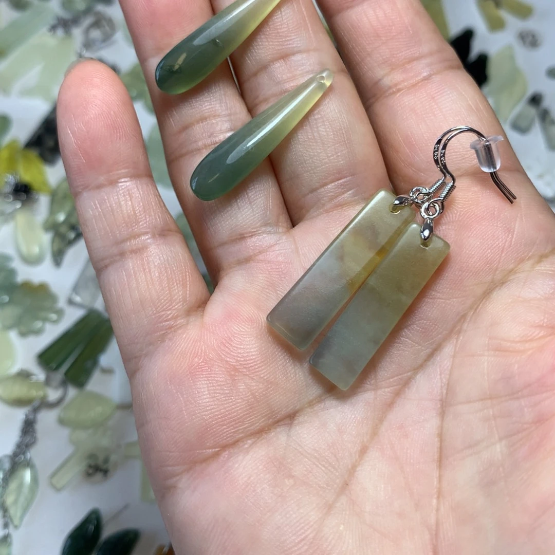 K***呀蛇纹石玉未镶嵌耳环