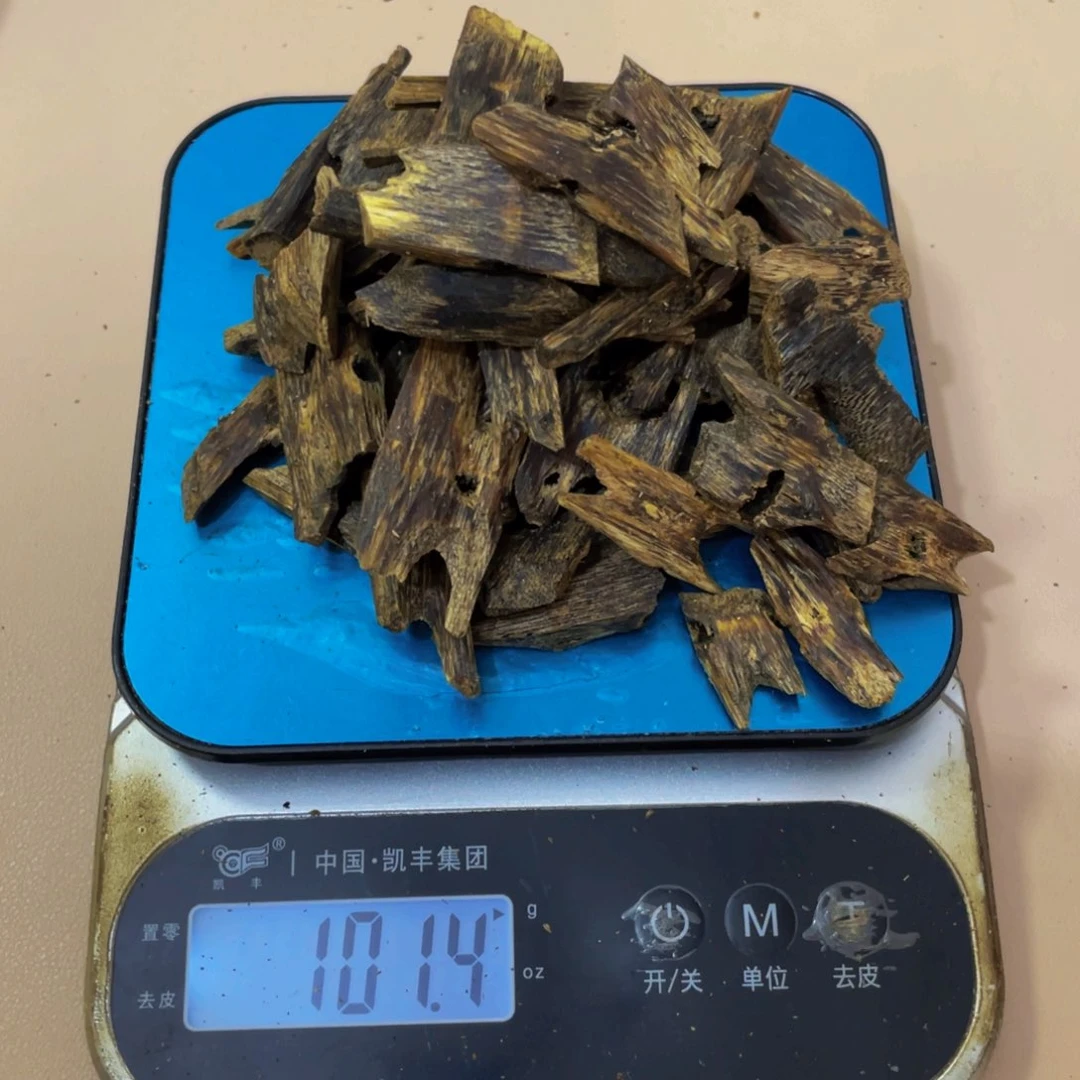 沉香木摆件紫**阁东江绿块料100克