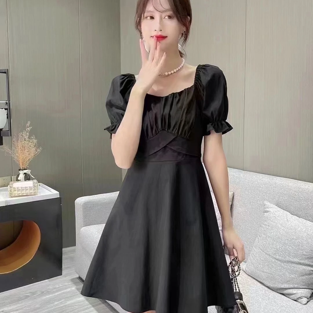 黑色方领百搭连衣裙