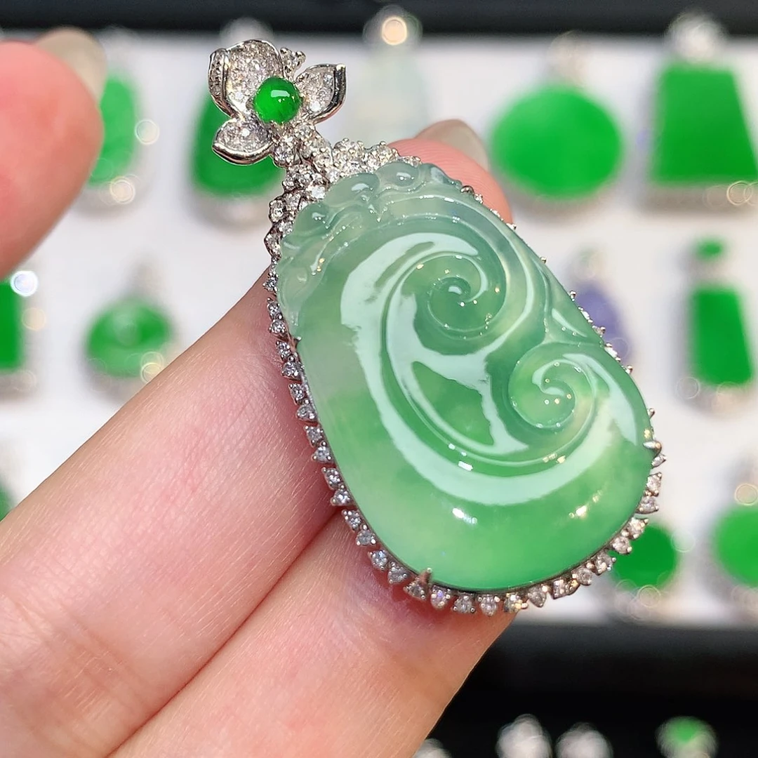 翡翠18K金镶嵌颈饰吊坠