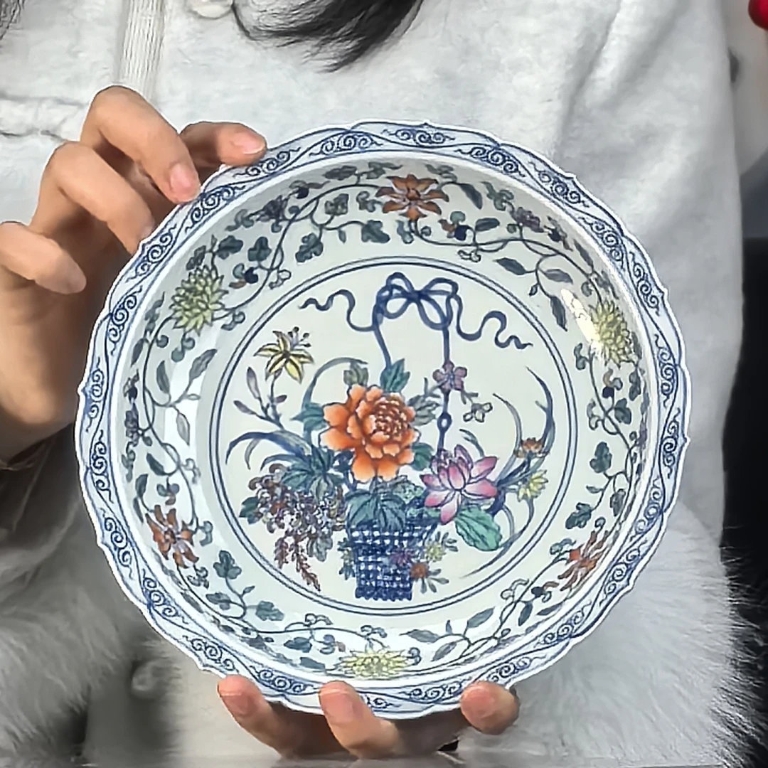 清 斗彩缠枝花卉葵形赏盘