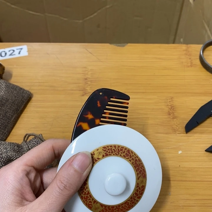 瓷片哈中工工艺品一件