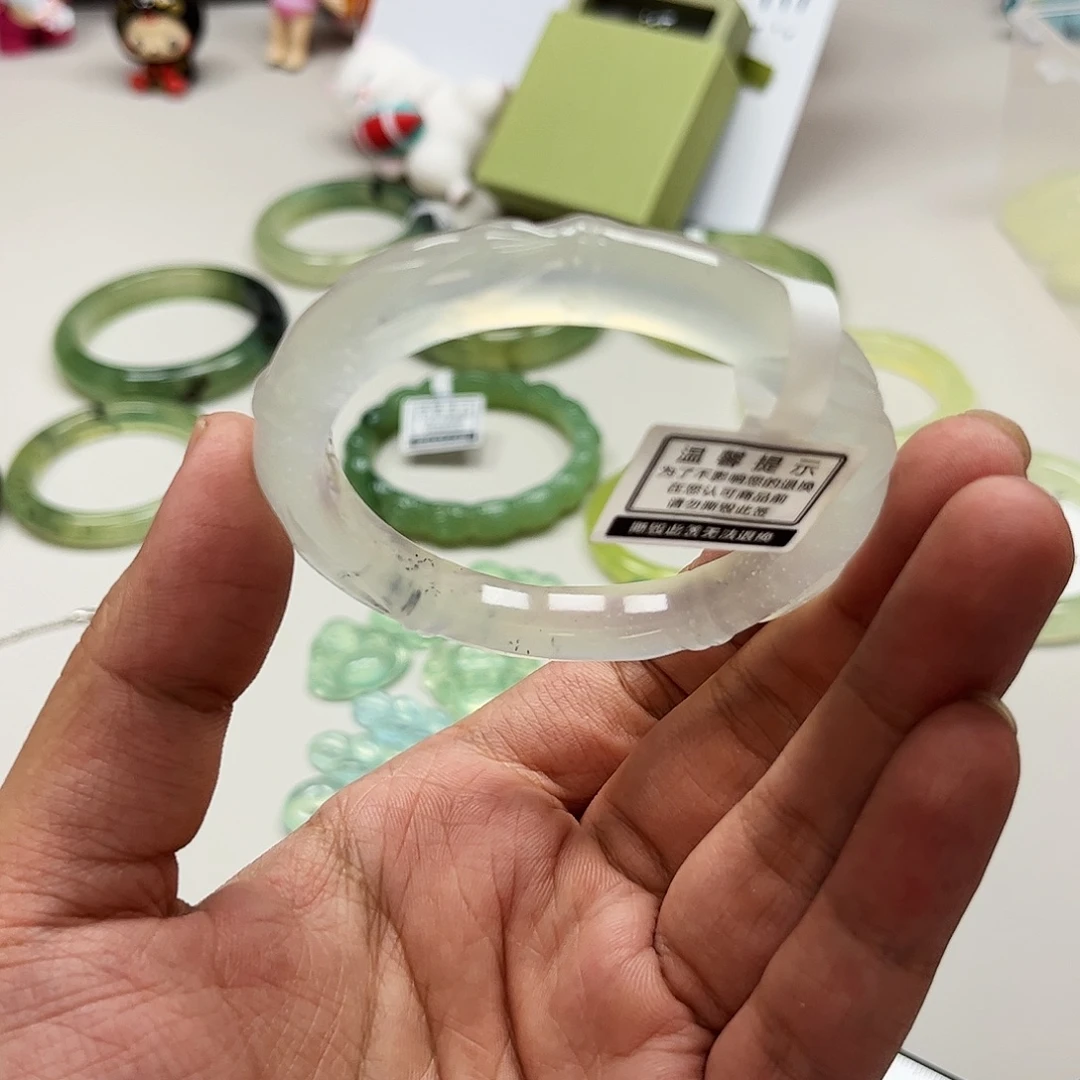 未镶嵌蛇纹石玉吊坠