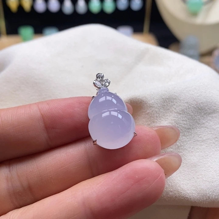 翡翠颈饰18K金镶嵌翡翠冰淡粉葫芦