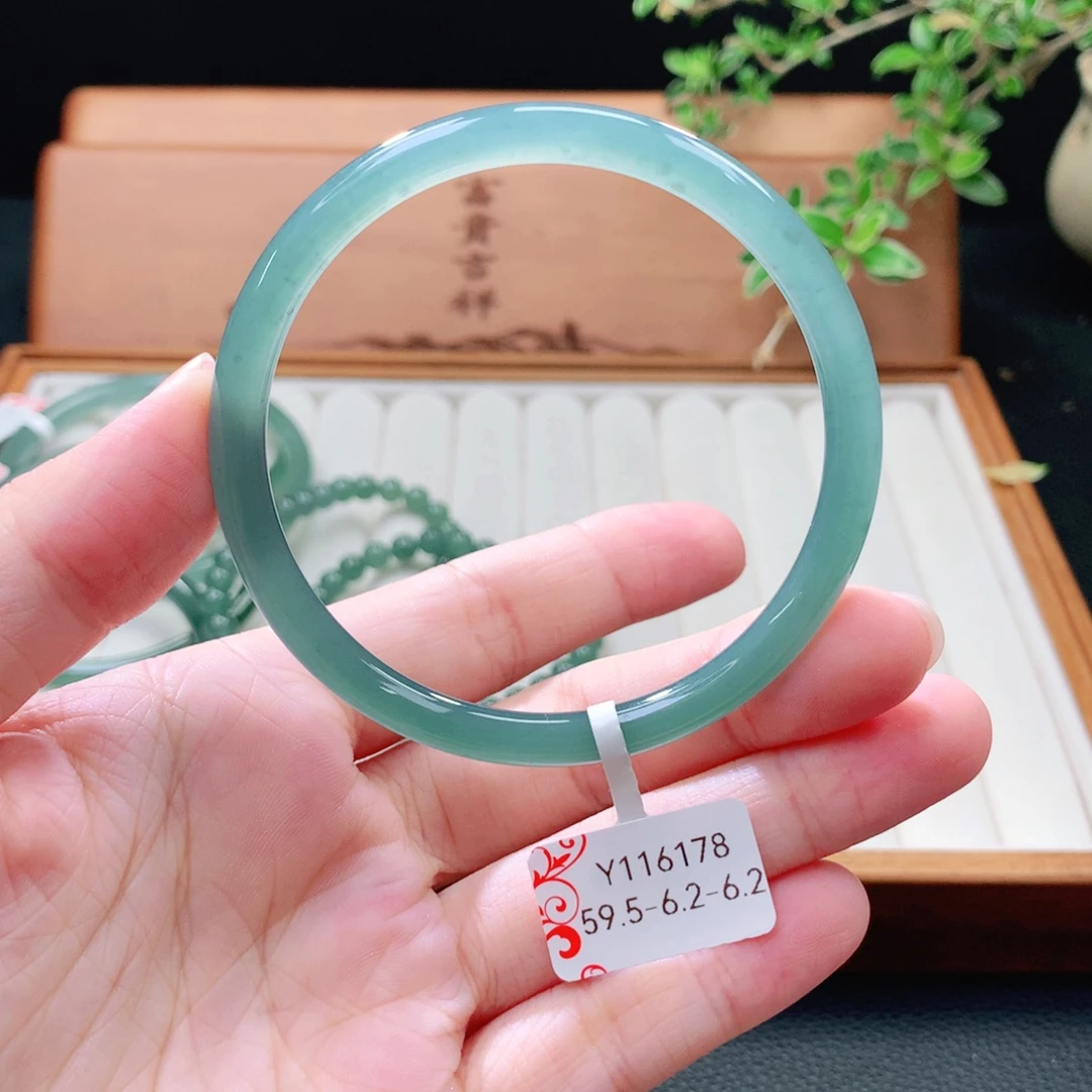 未镶嵌手镯（圆镯）翡翠