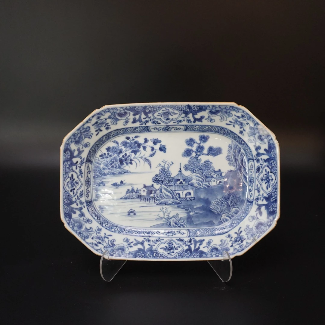 Lot25101099清乾隆青花亭台楼阁山水纹长方盘 长：约25.5cm