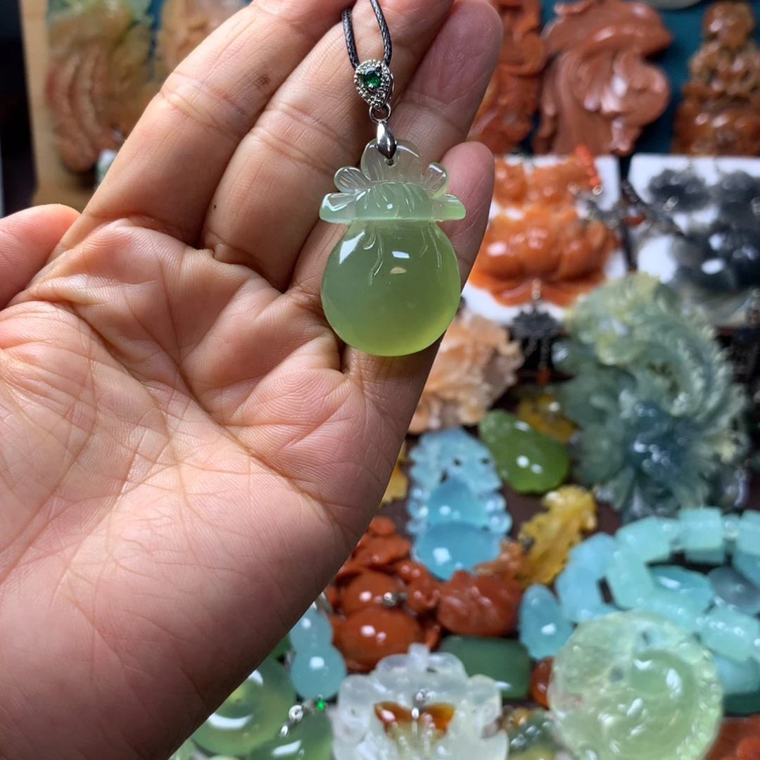 蛇纹石玉未镶嵌挂坠