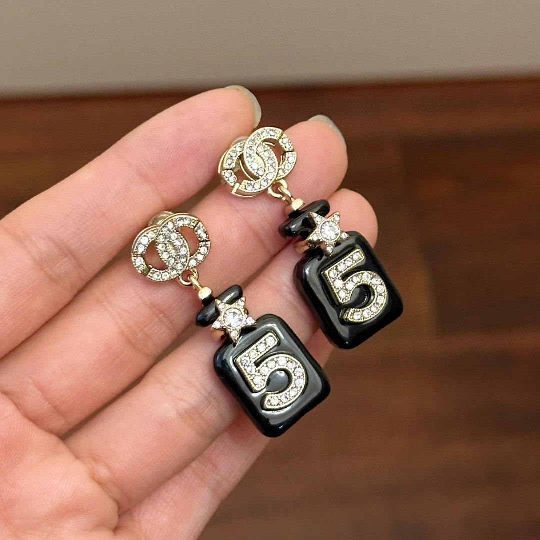 铜合金树脂耳饰 E0062气质轻奢复古白色素款欧美简约黑色