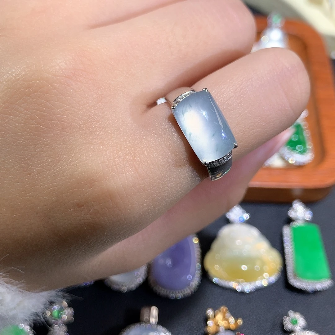 翡翠18K金镶嵌颈饰马鞍戒