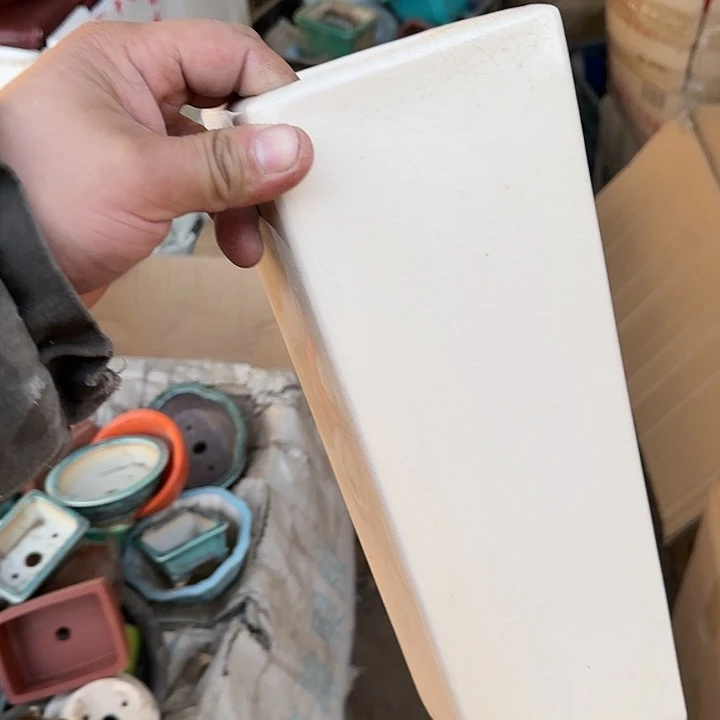 釉陶瓶是指一款由珐琅装饰材料制造