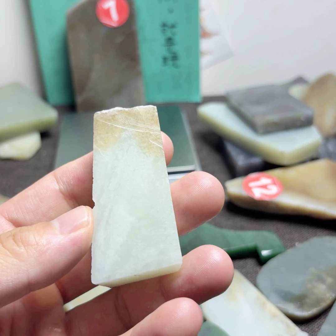 小***子和田玉（糖玉）未镶嵌珠宝半成品