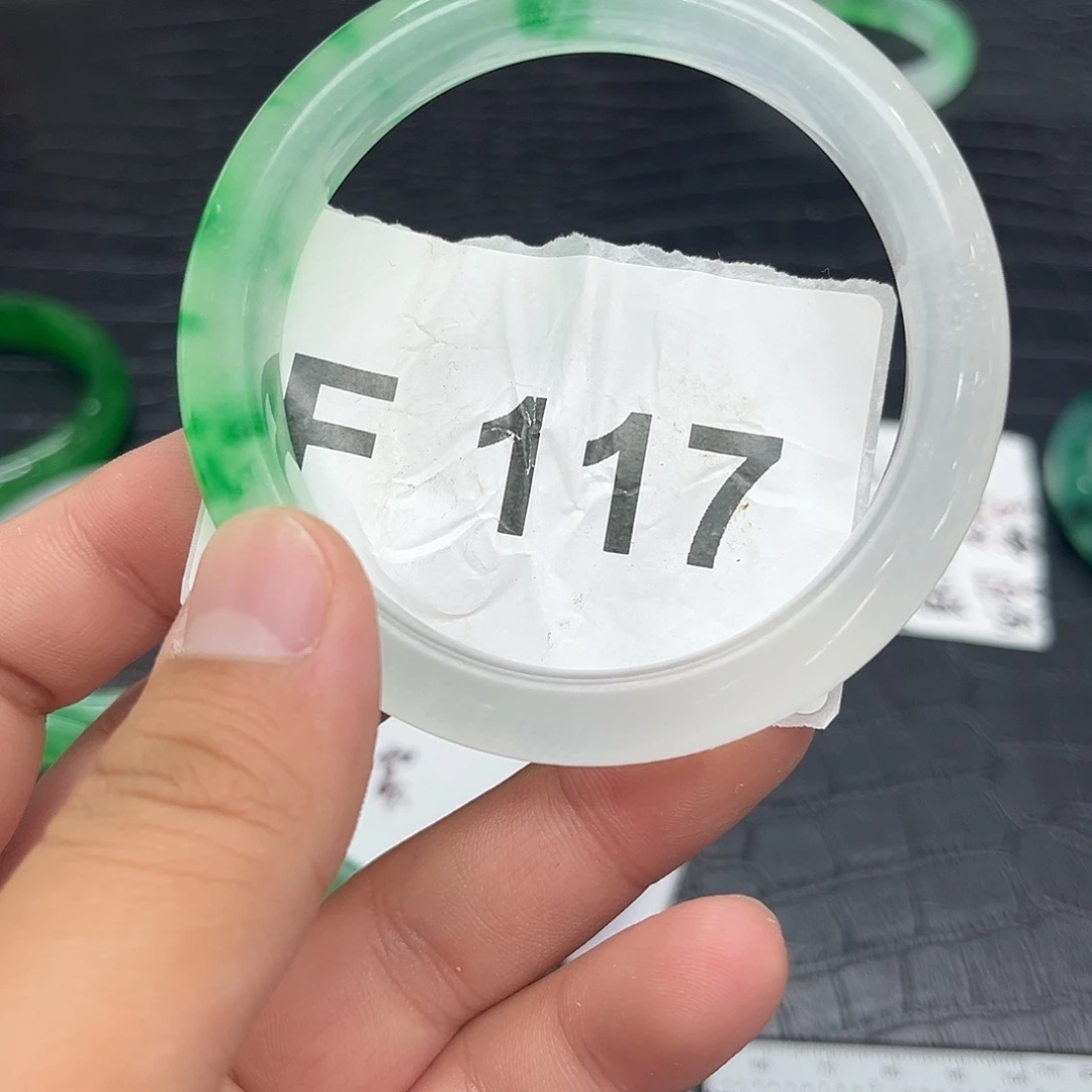 翡翠手镯未镶嵌默认瑕疵