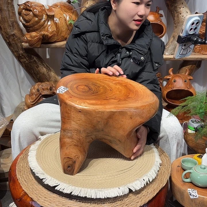 丽***姐香樟木香樟木根雕凳子一物一拍长36宽25高25