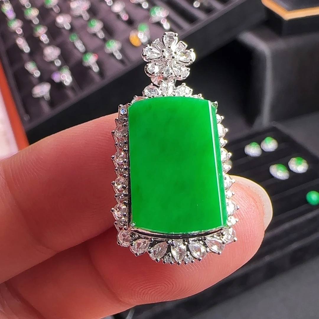 翡翠18K金镶嵌颈饰