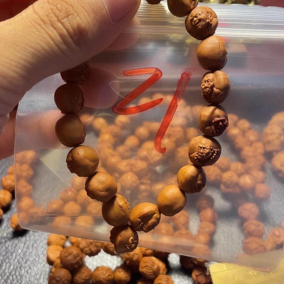 龙纹桃核雕刻瑕疵罗汉